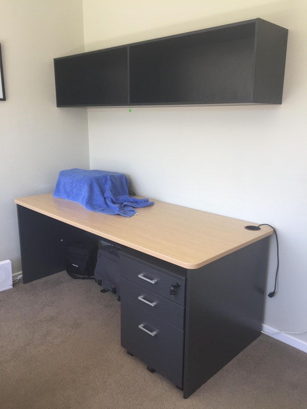 Desk with overheads Black