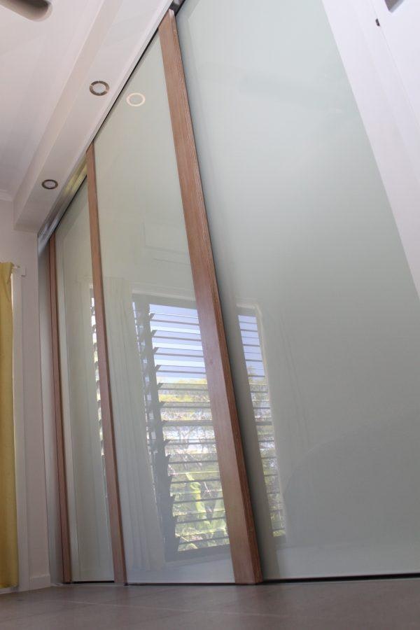 Infinity doors Tasmanian oak with pure white glass panels 600x900