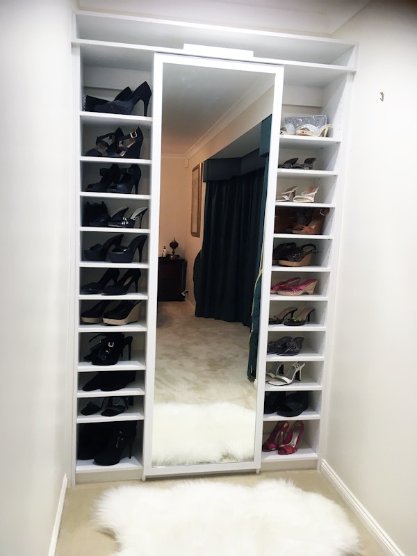 Shoe shelf with mirror door unit